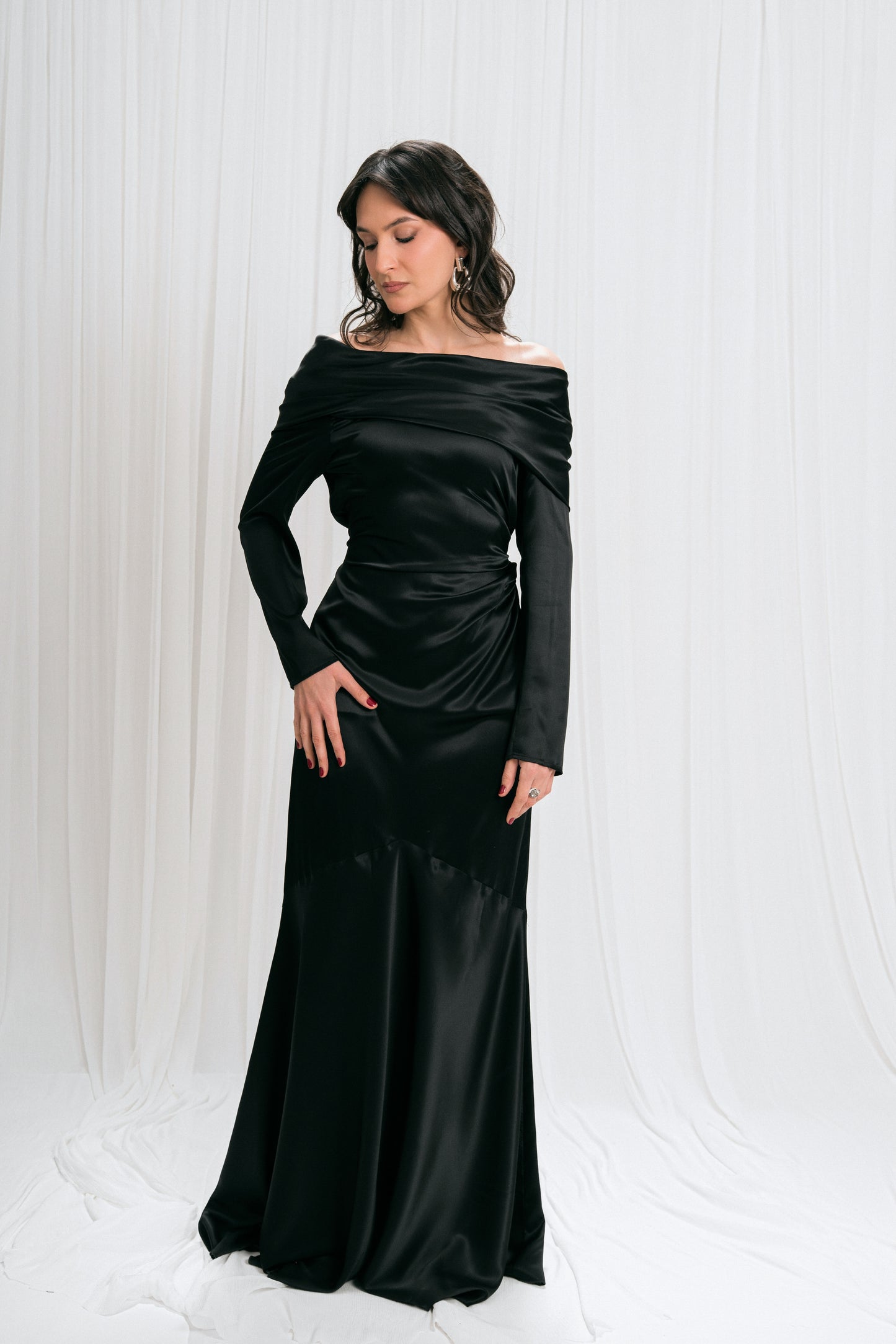 Rochie de mătase fără umeri cu drapaj delicat