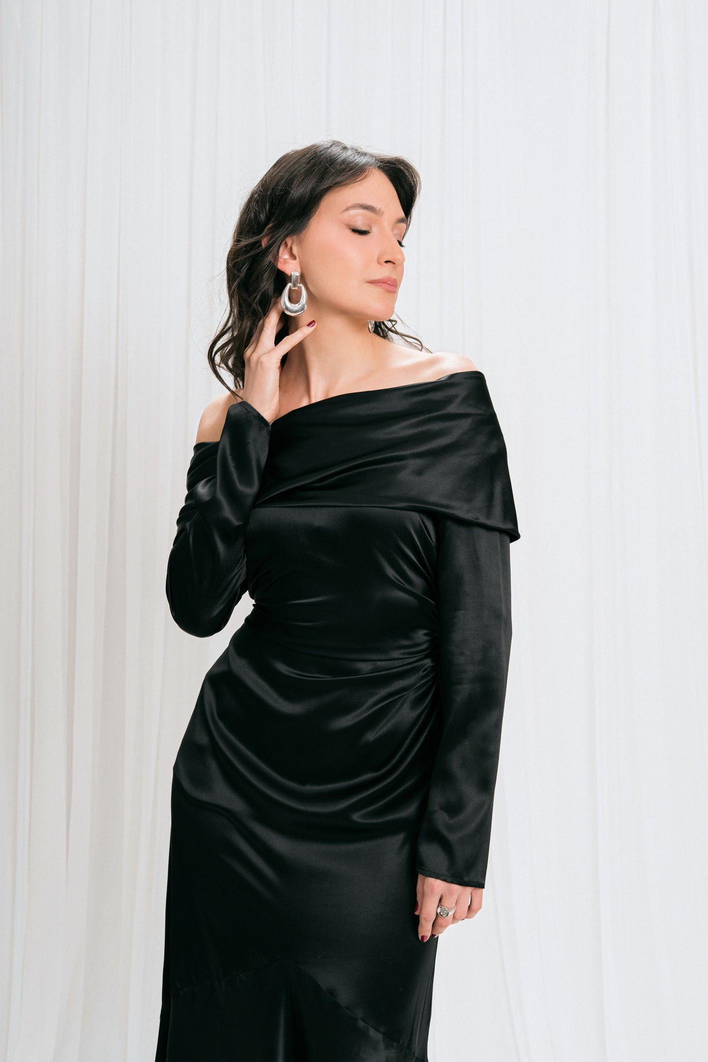 Rochie de mătase fără umeri cu drapaj delicat
