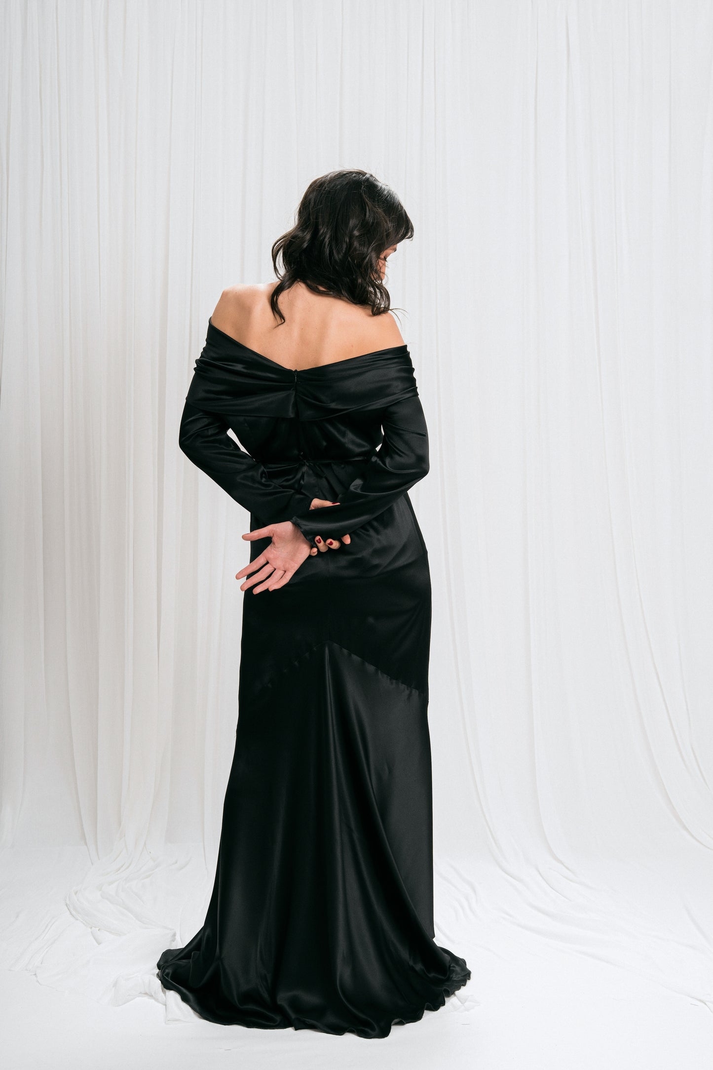 Rochie de mătase fără umeri cu drapaj delicat