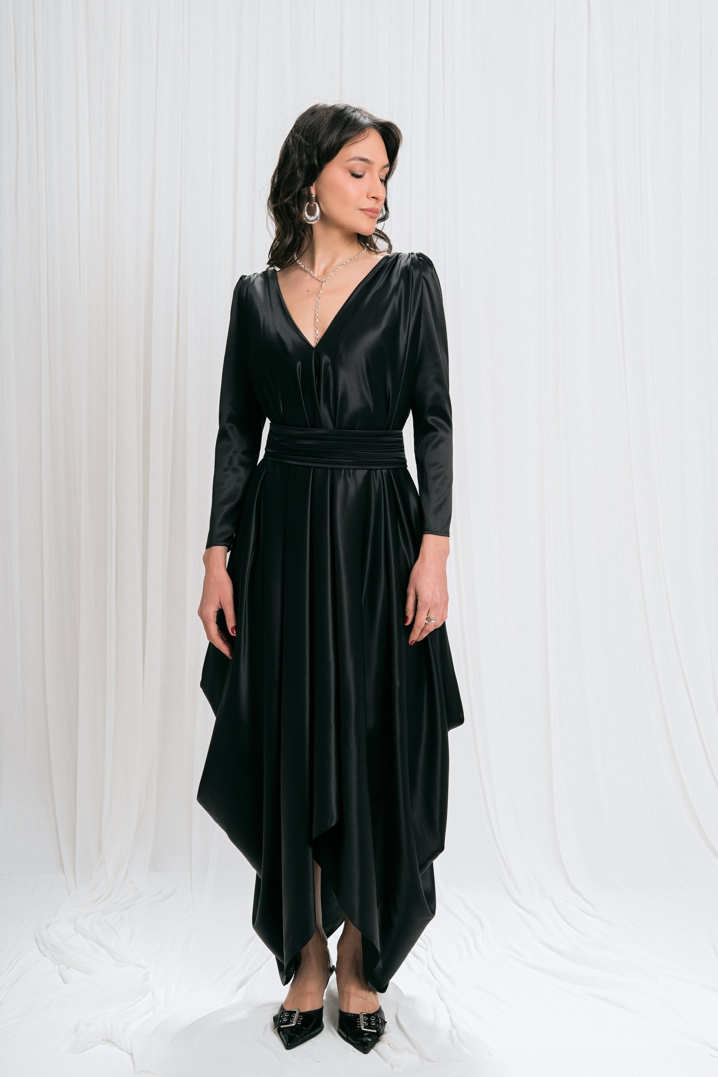 Rochie drapată din mătase cu talie definită